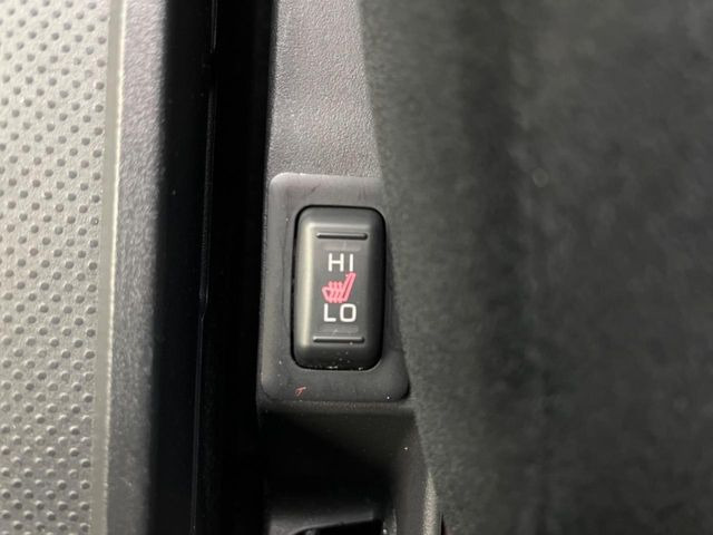 【シートヒーター】寒い日に重宝するシートヒーター!エアコンより早く温まってくれるので寒がりの人も安心ですね♪エアコンの温風は乾燥するから苦手、という方にもをおすすめです。