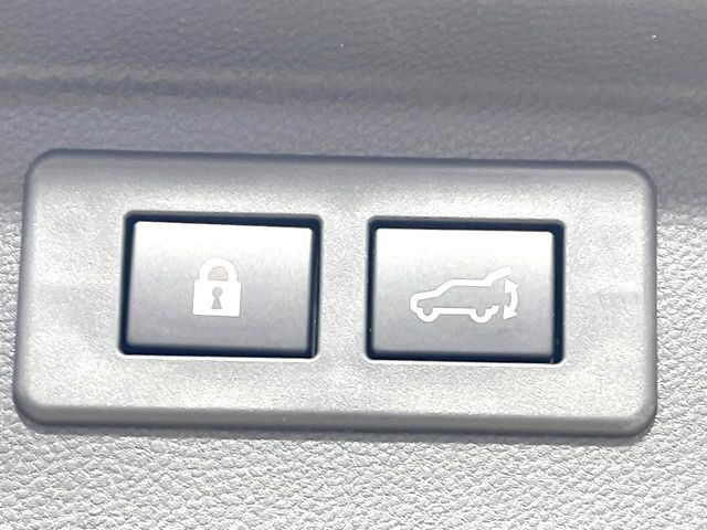 【パワーバックドア】スマートキーや運転席のボタンを押すだけでリアゲートが自動で開閉します!荷物を持っている時や、高い位置にあるバックドアを閉める際に便利な機能です♪