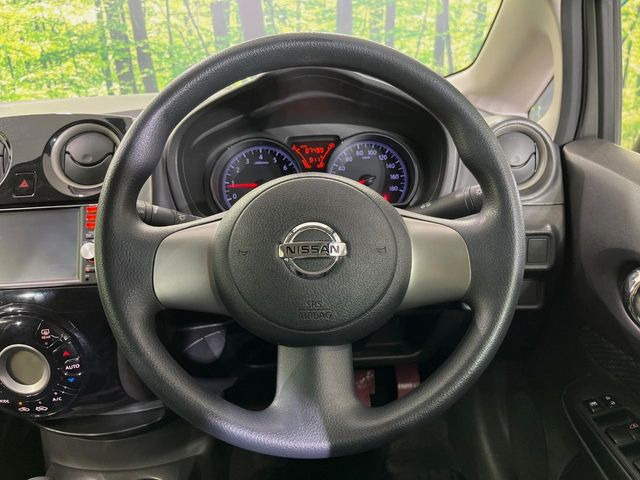 �C���e���A�ɍ��킹���f�U�C���̃X�e�A�����O�́A�^�]�������̂��Ƃ��l���A�^�]���₷���`��A�傫���ł��B�����x�A���ۂɐG���Ă��m���߂��������B