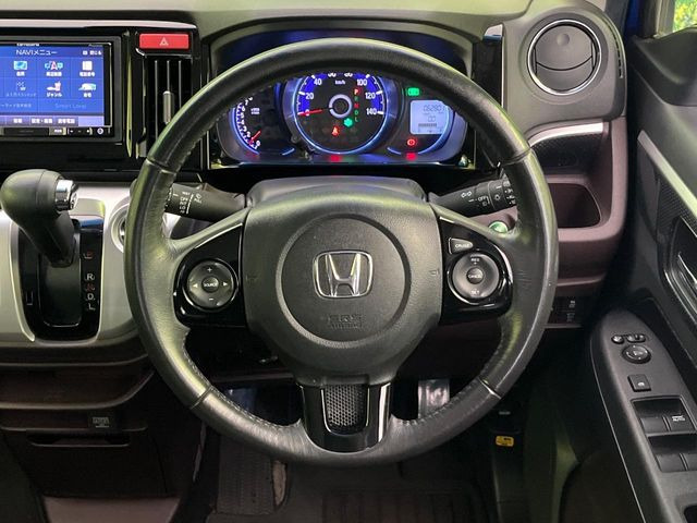 �C���e���A�ɍ��킹���f�U�C���̃X�e�A�����O�́A�^�]�������̂��Ƃ��l���A�^�]���₷���`��A�傫���ł��B�����x�A���ۂɐG���Ă��m���߂��������B
