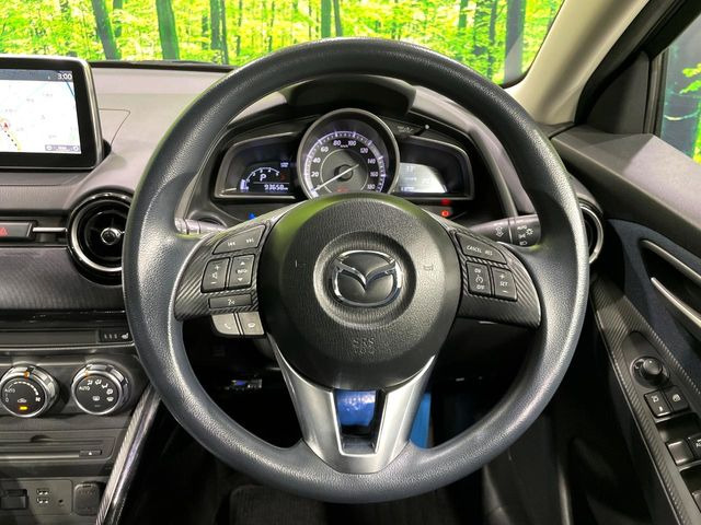 �C���e���A�ɍ��킹���f�U�C���̃X�e�A�����O�́A�^�]�������̂��Ƃ��l���A�^�]���₷���`��A�傫���ł��B�����x�A���ۂɐG���Ă��m���߂��������B