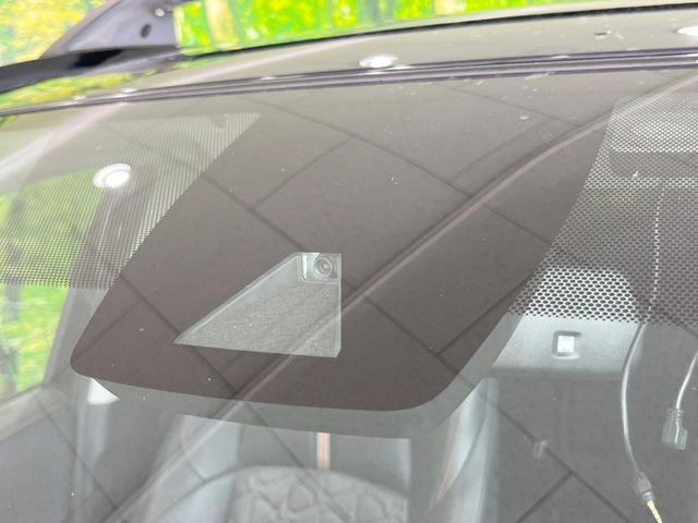 【トヨタセーフティセンス】走行中に前方の車両等を認識し、衝突しそうな時は警報とブレーキで衝突回避と被害軽減をアシスト。より安全にドライブをお楽しみいただけます。