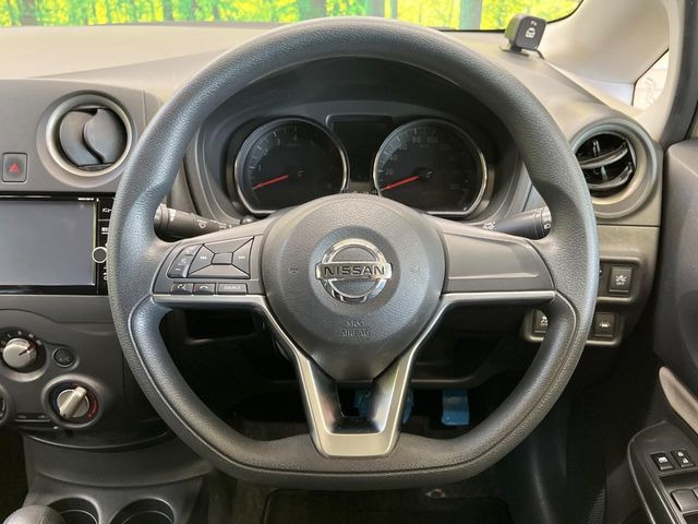 �C���e���A�ɍ��킹���f�U�C���̃X�e�A�����O�́A�^�]�������̂��Ƃ��l���A�^�]���₷���`��A�傫���ł��B�����x�A���ۂɐG���Ă��m���߂��������B