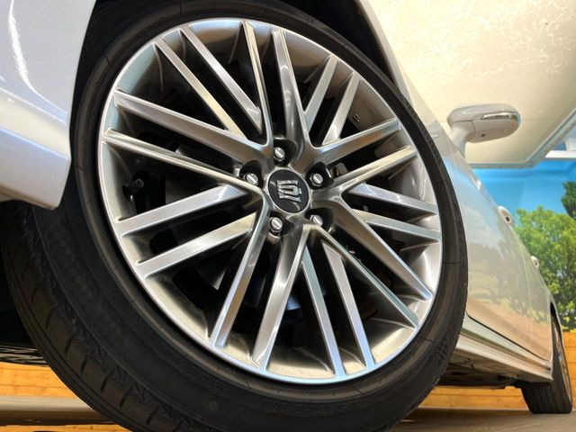 �y�����A���~�z�C�[���z�����I�v�V�����z�C�[���𑕒��B���s���\�̌���ɉ����A�O�ς����X�^�C���b�V���ɂȂ��Ă��܂��B