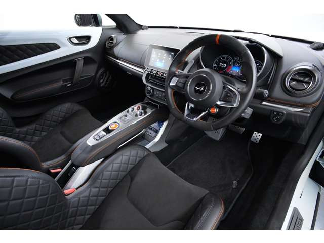 1.8L�^�[�{�G���W���Ɛ�p�V���V�[��g�ݍ��킹��A110S�B�_�C���N�g�ȑ��c���Ə㎿�ȏ��S�n���������ŗ������Ă�����ƂȂ��Ă���܂��B