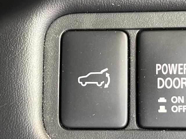【パワーバックドア】スマートキーや運転席のボタンを押すだけでリアゲートが自動で開閉します!荷物を持っている時や、高い位置にあるバックドアを閉める際に便利な機能です♪