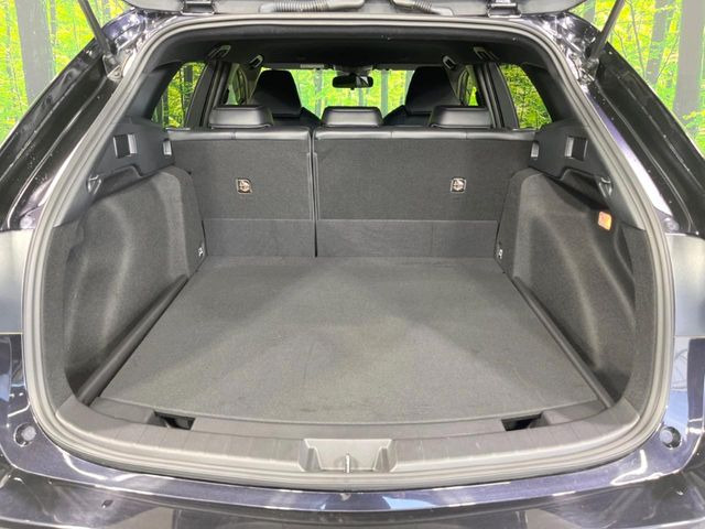 ラゲッジルームは、大容量のスペースを確保。普段のお買い物からレジャーまで、幅広く活躍してくれます!また、リアシートを倒すことでバリエーション豊かにお使いいただけます。