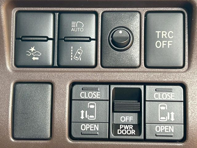 【両側パワースライドドア】スマートキーや運転席のスイッチで後席両側スライドドアの開閉が可能♪電動だから力を入れてドアを開ける必要が無く、小さなお子様でも簡単に開け閉めでき快適です♪