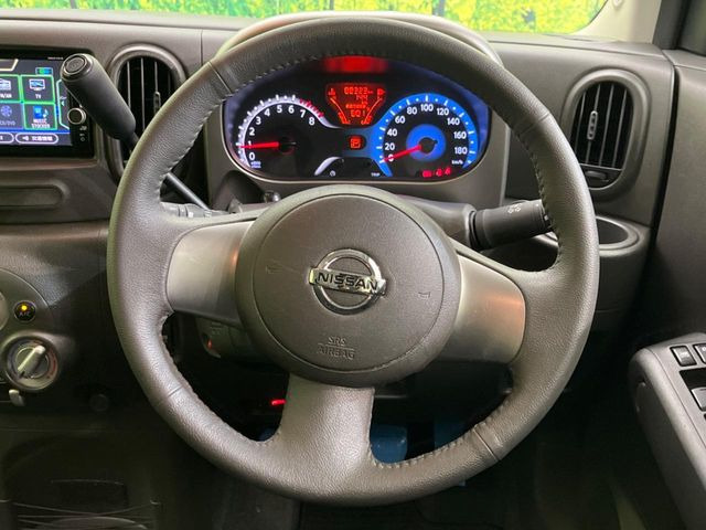 �C���e���A�ɍ��킹���f�U�C���̃X�e�A�����O�́A�^�]�������̂��Ƃ��l���A�^�]���₷���`��A�傫���ł��B�����x�A���ۂɐG���Ă��m���߂��������B