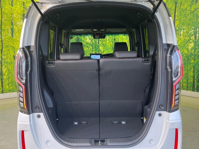 普段のお買い物や通勤、送迎等に十分な荷室スペースを確保しております。セカンドシートを倒すと、大きな荷物の積載も可能です♪