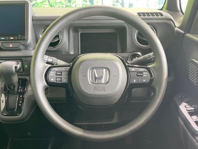 インテリアに合わせたデザインのステアリングは、運転される方のことも考え、運転しやすい形状、大きさです。是非一度、実際に触ってお確かめください。