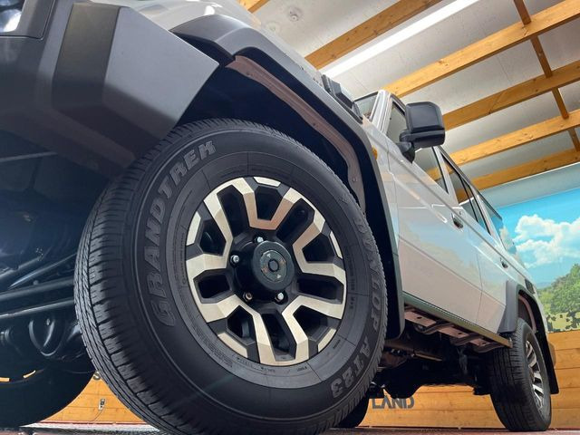 �y����16�C���`�A���~�z�C�[���z�O�ςɃ}�b�`���������A���~�z�C�[���𑕒����Ă���܂��B�e��ЊO�A���~�z�C�[����A�X�^�b�h���X�^�C�����戵�����Ă���܂��B���񂲑��k����������