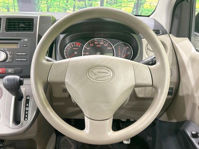 �C���e���A�ɍ��킹���f�U�C���̃X�e�A�����O�́A�^�]�������̂��Ƃ��l���A�^�]���₷���`��A�傫���ł��B�����x�A���ۂɐG���Ă��m���߂��������B