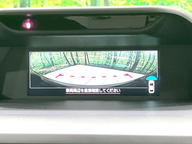 【バックカメラ】駐車時に後方がリアルタイム映像で確認できます。大型商業施設や立体駐車場での駐車時や、夜間のバック時に大活躍!運転スキルに関わらず、今や必須となった装備のひとつです!