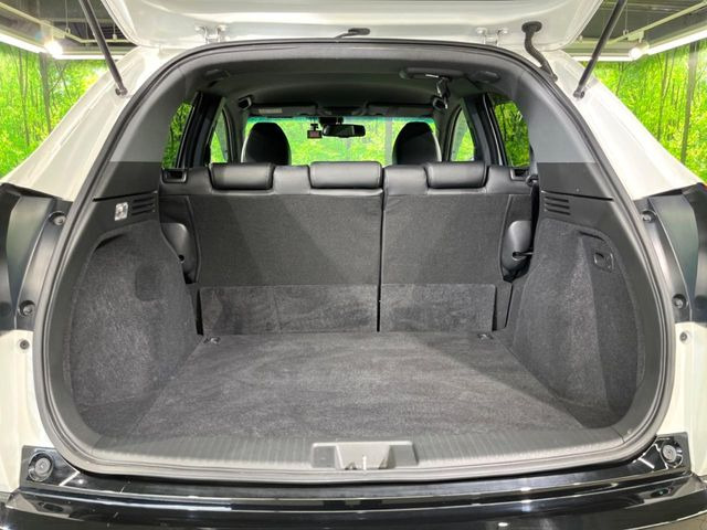 後席を格納すると、これだけの広さが!シーンに合わせたシートアレンジで、大きな荷物も積むことが出来ます♪