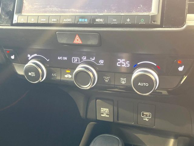 【オートエアコン】一度お好みの温度に設定すれば、車内の温度を検知し風量や温度を自動で調整。暑い&hellip;寒い&hellip;と何度もスイッチ操作をする必要はありません。快適な車内空間には必須の機能ですね♪