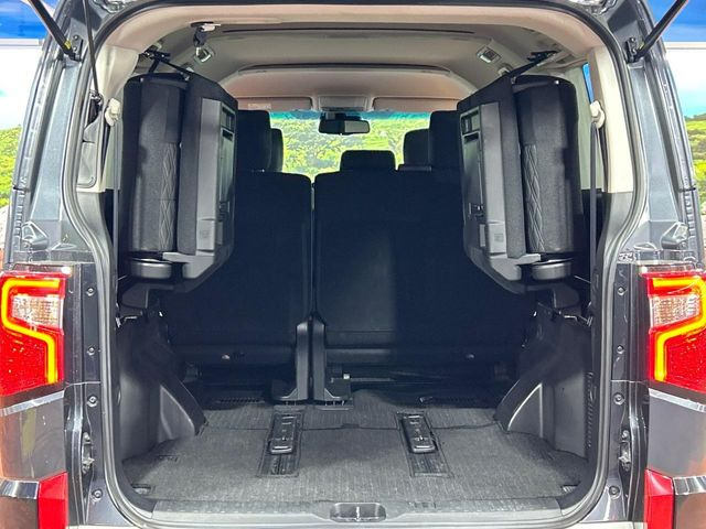 普段のお買い物や通勤、送迎等に十分な荷室スペースを確保しております。セカンドシートを倒すと、大きな荷物の積載も可能です♪