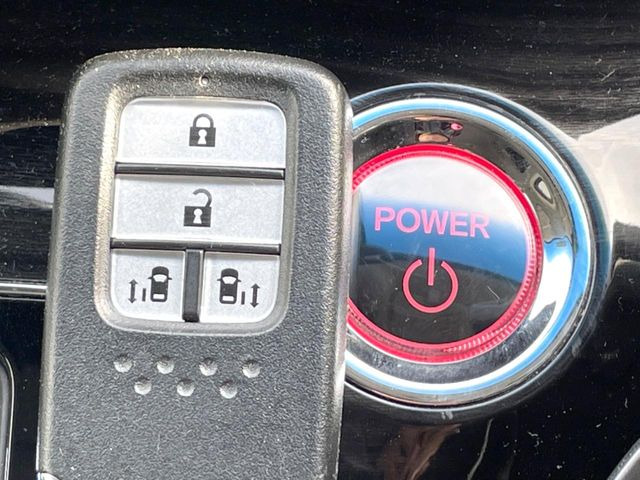 �yHonda�X�}�[�g�L�[�z�J�o����|�P�b�g�ɓ��ꂽ�܂܂ł��h�A�̎{���E�������\�ȃX�}�[�g�L�[�𑕔��B�G���W���̃I���E�I�t�����J�M�����o���K�v����������Ƃ��Ă��֗��ł���