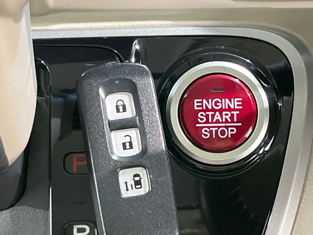 �yHonda�X�}�[�g�L�[�z�J�o����|�P�b�g�ɓ��ꂽ�܂܂ł��h�A�̎{���E�������\�ȃX�}�[�g�L�[�𑕔��B�G���W���̃I���E�I�t�����J�M�����o���K�v����������Ƃ��Ă��֗��ł���