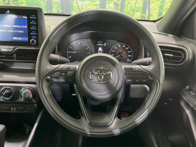 �C���e���A�ɍ��킹���f�U�C���̃X�e�A�����O�́A�^�]�������̂��Ƃ��l���A�^�]���₷���`��A�傫���ł��B�����x�A���ۂɐG���Ă��m���߂��������B