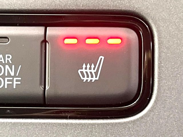 【シートヒーター】寒い日に重宝するシートヒーター!エアコンより早く温まってくれるので寒がりの人も安心ですね♪エアコンの温風は乾燥するから苦手、という方にもをおすすめです。