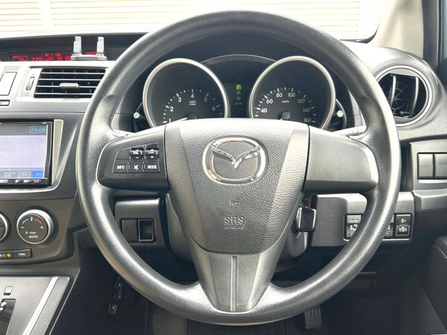 �C���e���A�ɍ��킹���f�U�C���̃X�e�A�����O�́A�^�]�������̂��Ƃ��l���A�^�]���₷���`��A�傫���ł��B�����x�A���ۂɐG���Ă��m���߂��������B
