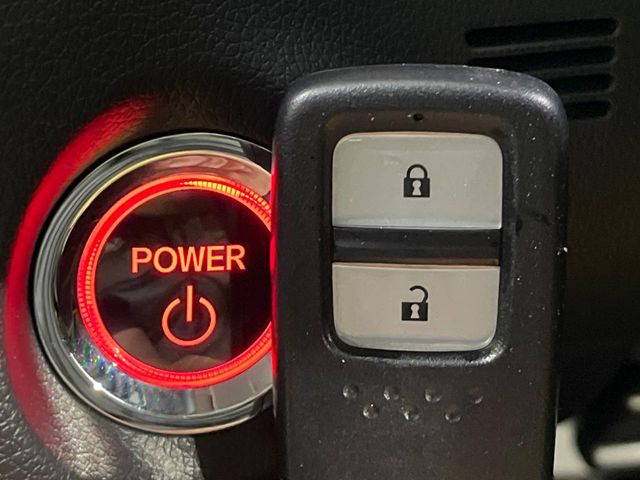 �yHonda�X�}�[�g�L�[�z�J�o����|�P�b�g�ɓ��ꂽ�܂܂ł��h�A�̎{���E�������\�ȃX�}�[�g�L�[�𑕔��B�G���W���̃I���E�I�t�����J�M�����o���K�v����������Ƃ��Ă��֗��ł���
