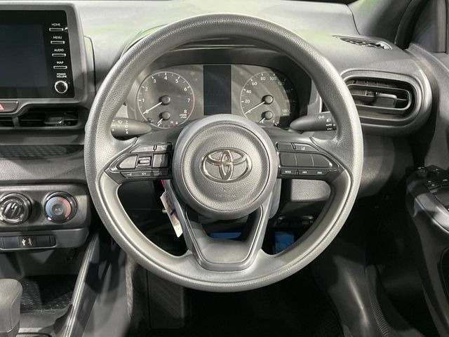�C���e���A�ɍ��킹���f�U�C���̃X�e�A�����O�́A�^�]�������̂��Ƃ��l���A�^�]���₷���`��A�傫���ł��B�����x�A���ۂɐG���Ă��m���߂��������B