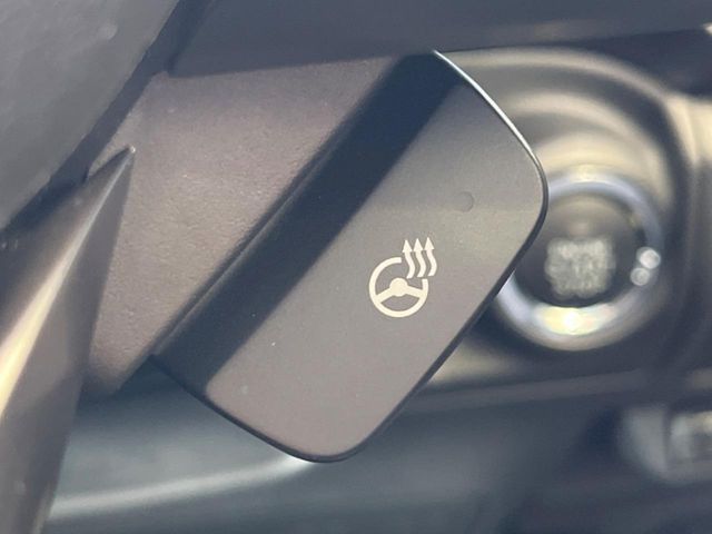 【ステアリングヒーター】冬場に冷たくなりやすい革巻きステアリングを、スイッチ一つで素早く適温に!エアコンよりも早く温まってくれるので、寒い日の運転も快適になりますね♪