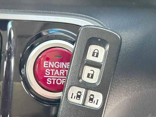 �yHonda�X�}�[�g�L�[�z�J�o����|�P�b�g�ɓ��ꂽ�܂܂ł��h�A�̎{���E�������\�ȃX�}�[�g�L�[�𑕔��B�G���W���̃I���E�I�t�����J�M�����o���K�v����������Ƃ��Ă��֗��ł���