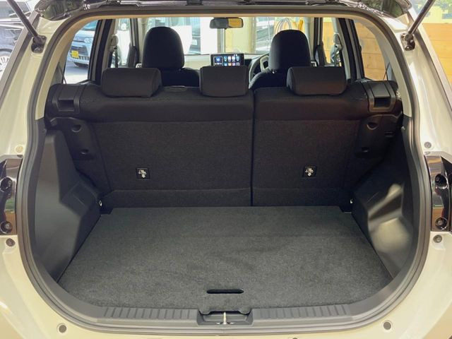 普段のお買い物や通勤、送迎等に十分な荷室スペースを確保しております。セカンドシートを倒すと、大きな荷物の積載も可能です♪