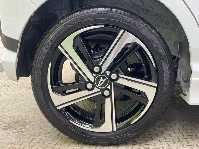 �y����15�C���`�A���~�z�C�[���z�O�ςɃ}�b�`���������A���~�z�C�[���𑕒����Ă���܂��B�e��ЊO�A���~�z�C�[����A�X�^�b�h���X�^�C�����戵�����Ă���܂��B���񂲑��k����������