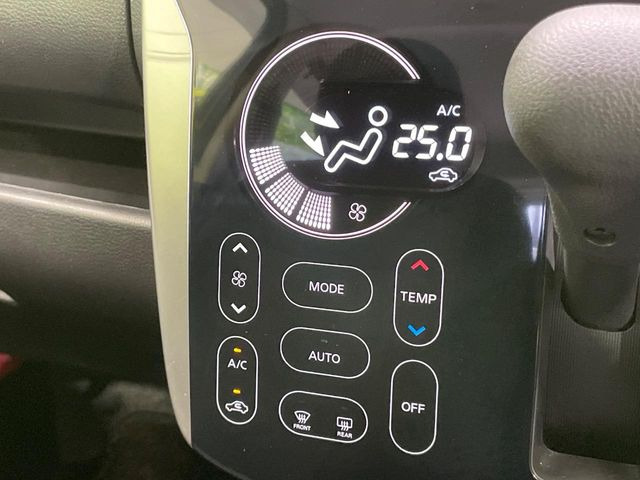 【オートエアコン】一度お好みの温度に設定すれば、車内の温度を検知し風量や温度を自動で調整。暑い&hellip;寒い&hellip;と何度もスイッチ操作をする必要はありません。快適な車内空間には必須の機能ですね♪