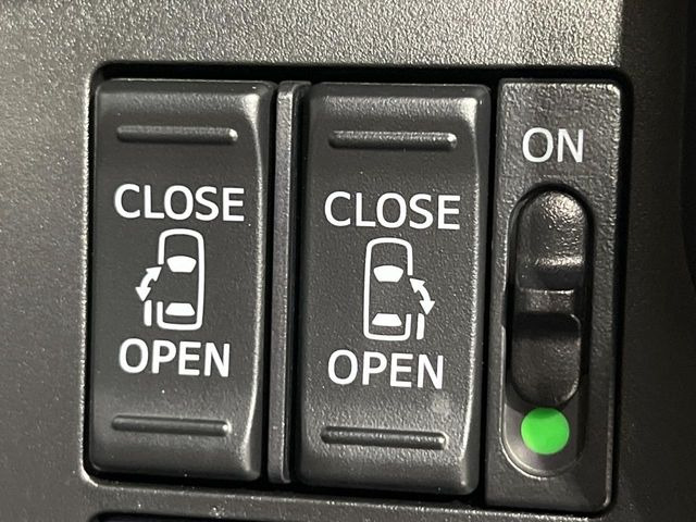 【両側パワースライドドア】スマートキーや運転席のスイッチで後席両側スライドドアの開閉が可能♪電動だから力を入れてドアを開ける必要が無く、小さなお子様でも簡単に開け閉めでき快適です♪