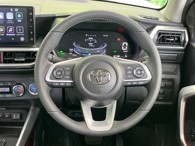 �C���e���A�ɍ��킹���f�U�C���̃X�e�A�����O�́A�^�]�������̂��Ƃ��l���A�^�]���₷���`��A�傫���ł��B�����x�A���ۂɐG���Ă��m���߂��������B