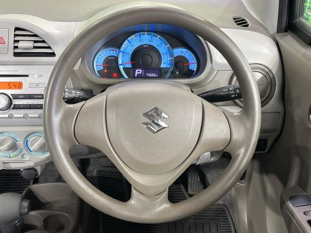 �C���e���A�ɍ��킹���f�U�C���̃X�e�A�����O�́A�^�]�������̂��Ƃ��l���A�^�]���₷���`��A�傫���ł��B�����x�A���ۂɐG���Ă��m���߂��������B
