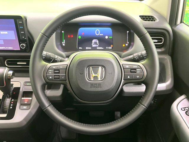 【純正革巻きステアリング】上質な革を使用することで、手にしっかり馴染みとても運転しやすいハンドルです♪