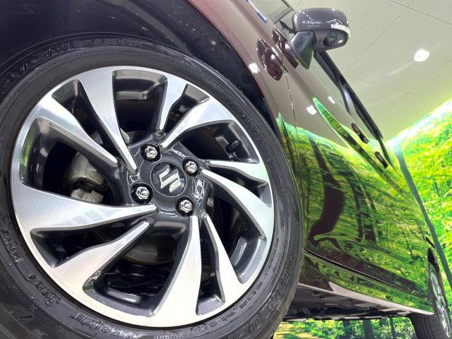 �y�����A���~�z�C�[���z�O�ςɃ}�b�`���������A���~�z�C�[���𑕒����Ă���܂��B�e��ЊO�A���~�z�C�[����A�X�^�b�h���X�^�C�����戵�����Ă���܂��B���񂲑��k����������