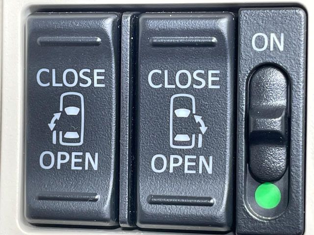 【両側パワースライドドア】スマートキーや運転席のスイッチで後席両側スライドドアの開閉が可能♪電動だから力を入れてドアを開ける必要が無く、小さなお子様でも簡単に開け閉めでき快適です♪