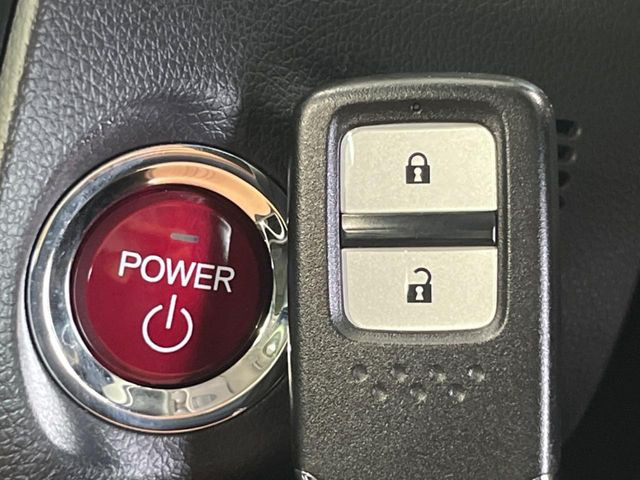 �yHonda�X�}�[�g�L�[�z�J�o����|�P�b�g�ɓ��ꂽ�܂܂ł��h�A�̎{���E�������\�ȃX�}�[�g�L�[�𑕔��B�G���W���̃I���E�I�t�����J�M�����o���K�v����������Ƃ��Ă��֗��ł���