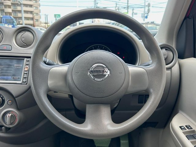 �C���e���A�ɍ��킹���f�U�C���̃X�e�A�����O�́A�^�]�������̂��Ƃ��l���A�^�]���₷���`��A�傫���ł��B�����x�A���ۂɐG���Ă��m���߂��������B
