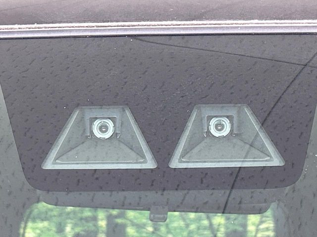 【スマートアシスト】走行中に前方の車両等を認識し、衝突しそうな時は警報とブレーキで衝突回避と被害軽減をアシスト。より安全にドライブをお楽しみいただけます。