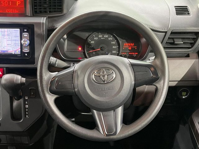 �C���e���A�ɍ��킹���f�U�C���̃X�e�A�����O�́A�^�]�������̂��Ƃ��l���A�^�]���₷���`��A�傫���ł��B�����x�A���ۂɐG���Ă��m���߂��������B