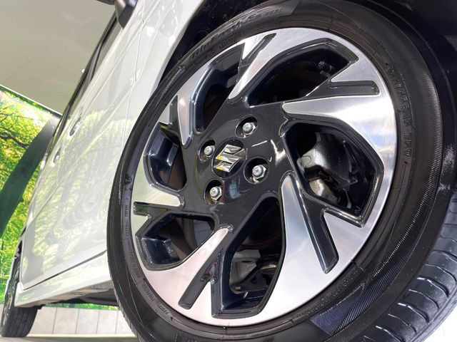 �y����15�C���`�A���~�z�C�[���z�O�ςɃ}�b�`���������A���~�z�C�[���𑕒����Ă���܂��B�e��ЊO�A���~�z�C�[����A�X�^�b�h���X�^�C�����戵�����Ă���܂��B���񂲑��k����������