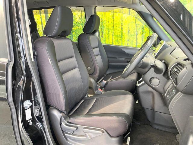 運転席シート廻りは使用感も少なく、良好な状態となっています。前オーナー様が丁寧に使っていたことがよくわかりますね。
