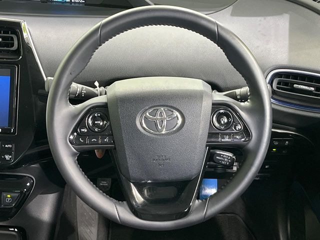 �C���e���A�ɍ��킹���f�U�C���̃X�e�A�����O�́A�^�]�������̂��Ƃ��l���A�^�]���₷���`��A�傫���ł��B�����x�A���ۂɐG���Ă��m���߂��������B