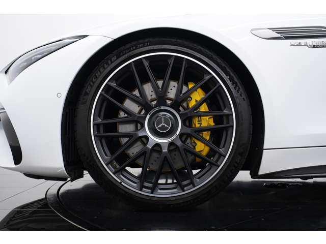 ����21�C���`AMG�b���A���~�z�C�[���𑕔��B