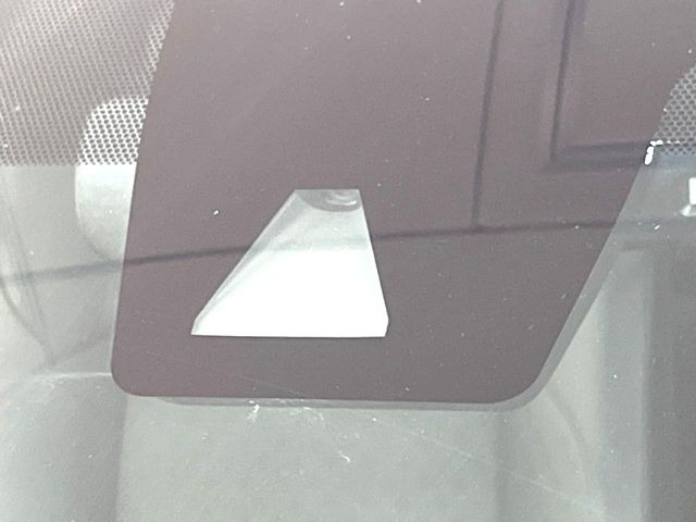 【トヨタセーフティセンス】走行中に前方の車両等を認識し、衝突しそうな時は警報とブレーキで衝突回避と被害軽減をアシスト。より安全にドライブをお楽しみいただけます。