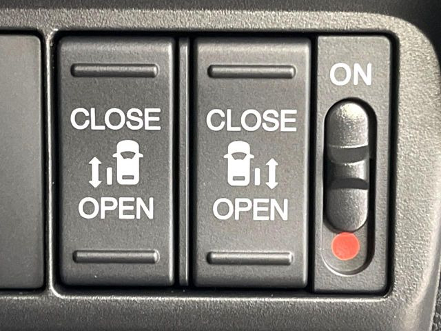 【両側パワースライドドア】スマートキーや運転席のスイッチで後席両側スライドドアの開閉が可能♪電動だから力を入れてドアを開ける必要が無く、小さなお子様でも簡単に開け閉めでき快適です♪