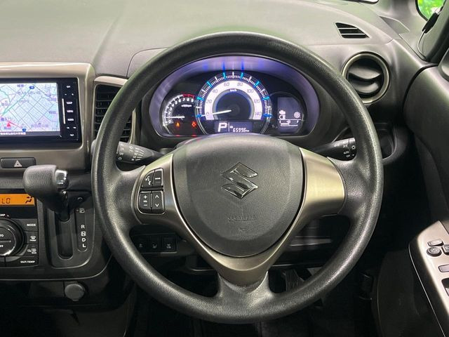 �C���e���A�ɍ��킹���f�U�C���̃X�e�A�����O�́A�^�]�������̂��Ƃ��l���A�^�]���₷���`��A�傫���ł��B�����x�A���ۂɐG���Ă��m���߂��������B